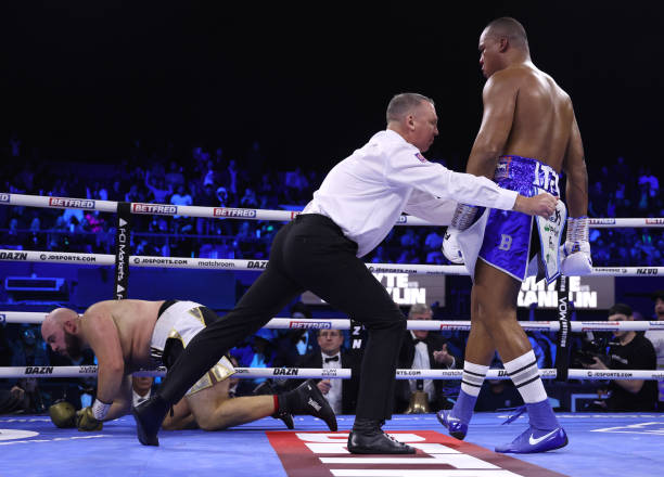 dillian whyte squeezes by jermaine franklin image 3