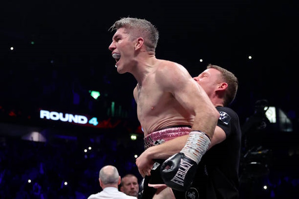 Liam Smith shockingly upsets Eubank Jr. with a stoppage win featured image