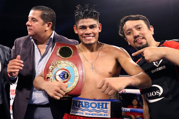 Navarrete perseveres with stoppage win after suffering knockdown scare featured image