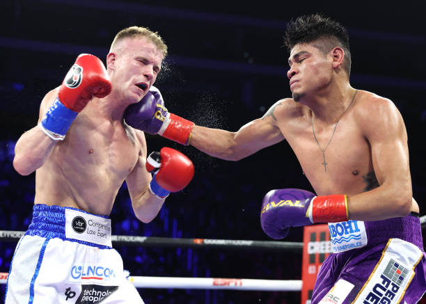 Navarrete perseveres with stoppage win after suffering knockdown scare image 1