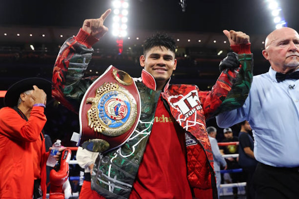 Emanuel Navarrete Retains Title After 'Super' Clash With Oscar Valdez featured image