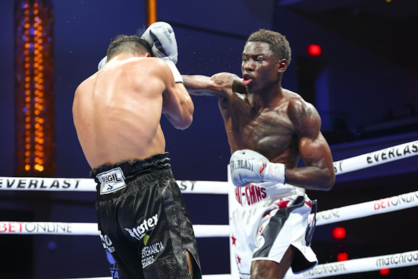Richardson Hitchins Clinches A Controversial Victory Over Gustavo Lemos featured image
