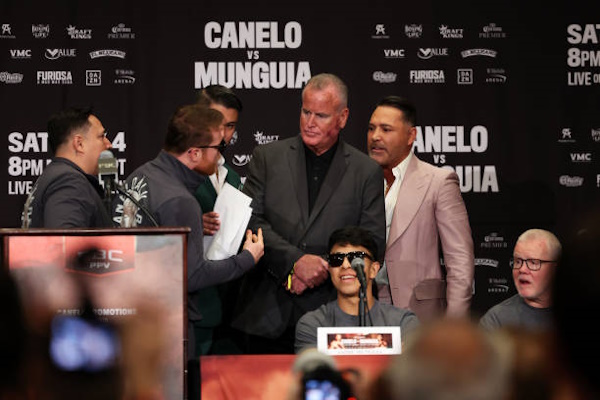 Oscar De La Hoya And Canelo Alvarez Clash Heatedly In Presser featured image