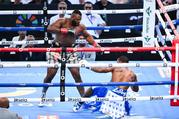 Terence Crawford Narrowly Makes It Past Tough And Skilled Israil Madrimov To Become 4-Weight Champion image 8