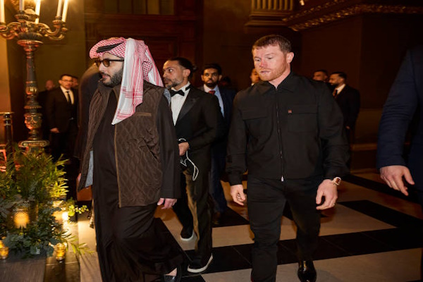 Canelo Alvarez Vs. Terence Crawford Now A Realistic Possibility After Alvarez Meets Turki Alalshikh At The Ring Award Ceremony featured image