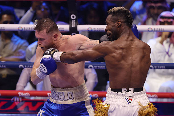 Canelo Alvarez And William Scull Undisputed Bout Makes History For The Wrong Reasons As Alvarez Records Lackluster Win image 3